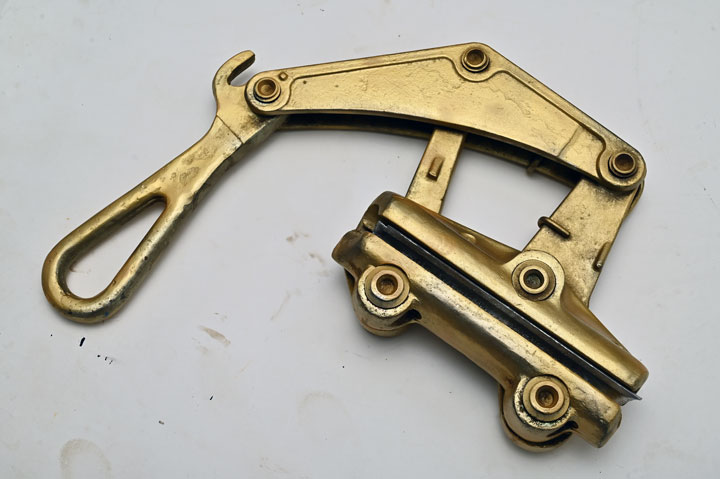 AUTOMATIC COME ALONG CLAMP FOR CONDUCTOR